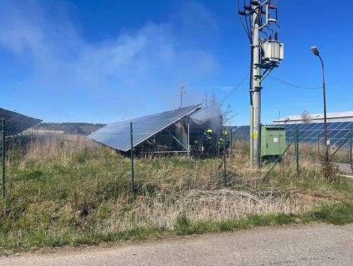 Požár rozvodného domku fotovoltaiky v obci Raná zaměstnal hasiče z Hlinska