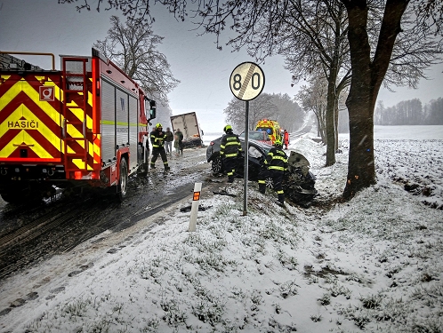 Hlinečtí hasiči vyrazili k vážné nehodě u obce Oldřiš