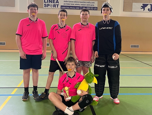 Mladí florbalisté zaplnili hlineckou sportovní halu, turnaj ovládly Kameničky