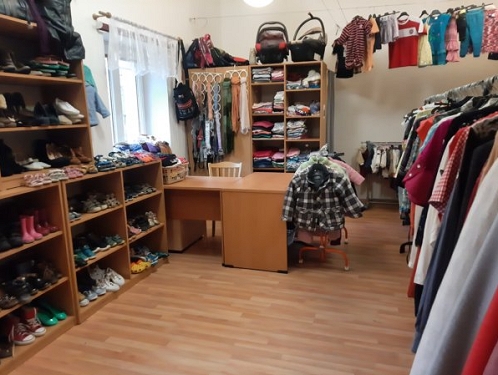 Obchůdek na jevišti v Azylovém domě v Hamrech slaví 11 let fungování