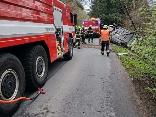 Hasiči zasahovali u nehody u Hamrů. Auto skončilo na střeše, narazilo do sloupu vedení