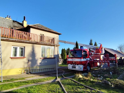 Požár střechy rodinného domu v Medkových Kopcích zaměstnal hasiče. Na místě zasahovalo více jednotek