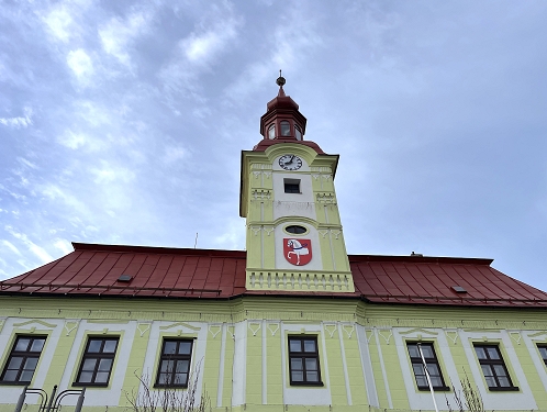 Hlinsko opraví okna věže historické radnice