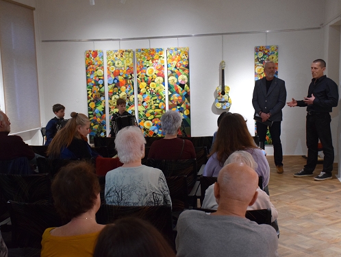 Dřevomalby Tomáše Záborce zahájila vernisáž. Výstava v Hlinsku láká na umění všemi smysly