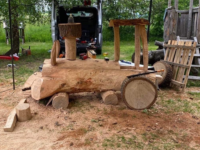 Tipy na pátek a víkend: výstavy, řezbářské sympozium, tenis, fotbal, házená, lidové kalendárium, dětský den