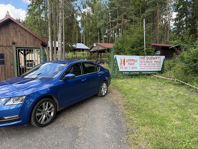 Uber jezdí i po Hlinecku! Služba pomůže i návštěvníkům Studnice Festu