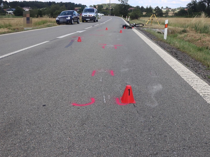 Policie hledá svědky nehody mezi obcemi Tisovec a Dřeveš, na místě zasahoval vrtulník