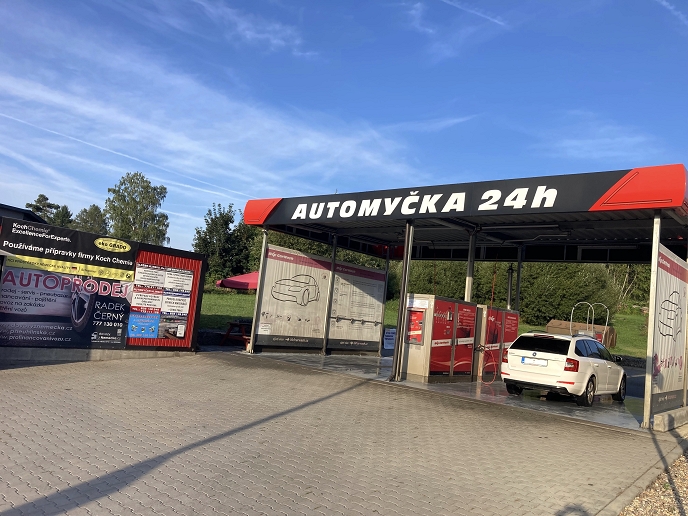 Pravidelné mytí auta v bezkontaktní automyčce může prodloužit kvalitu laku karoserie