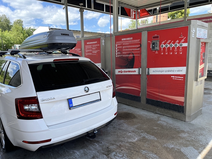 Před cestou na dovolenou nezapomeňte na čisté auto. Bezkontaktní myčka BKF CarWash v Hlinsku-Kouty nabízí rychlé a šetrné řešení