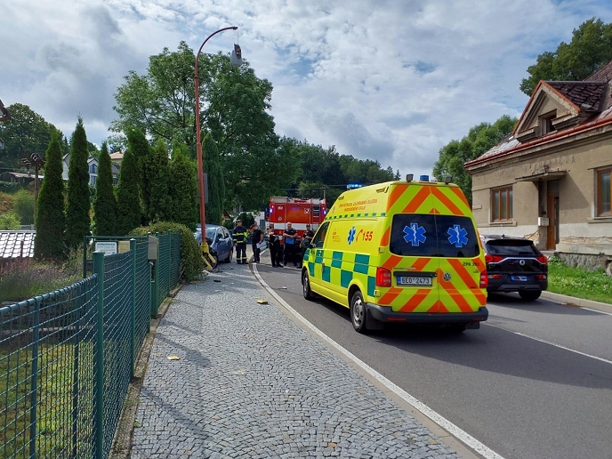 O víkendu došlo v Blatně k dopravní nehodě dvou osobních aut, jedno narazilo do sloupu