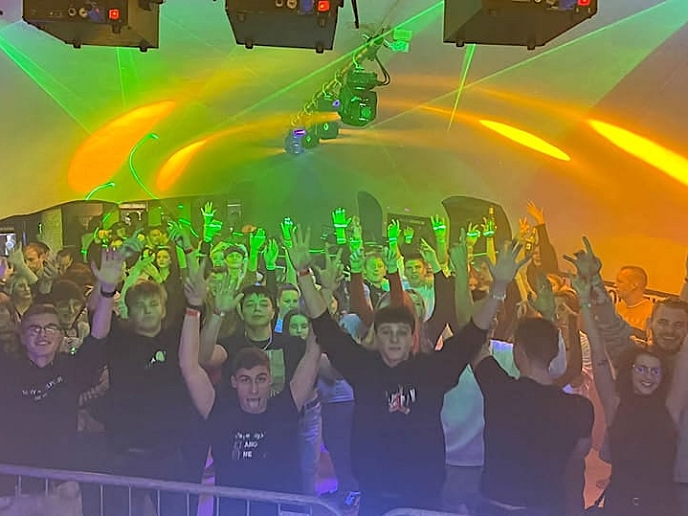 Dubnová jízda v Koupelna music baru: Čtyři nezapomenutelné akce!