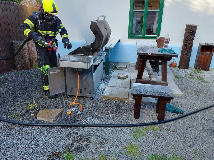 Požár grilu v Hlinsku způsobil neobvyklý pokus o grilování s olejem a dřevem