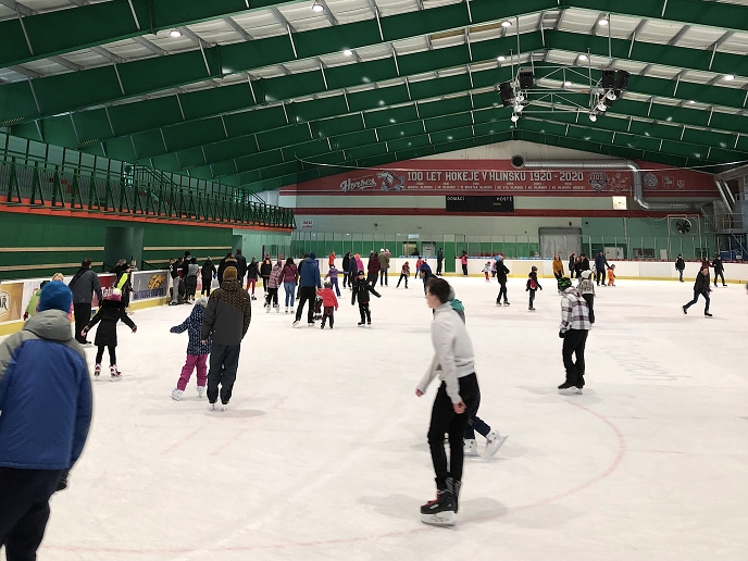 Vánoční bruslení v Hlinsku nabídne rozšířený program i na Štědrý den