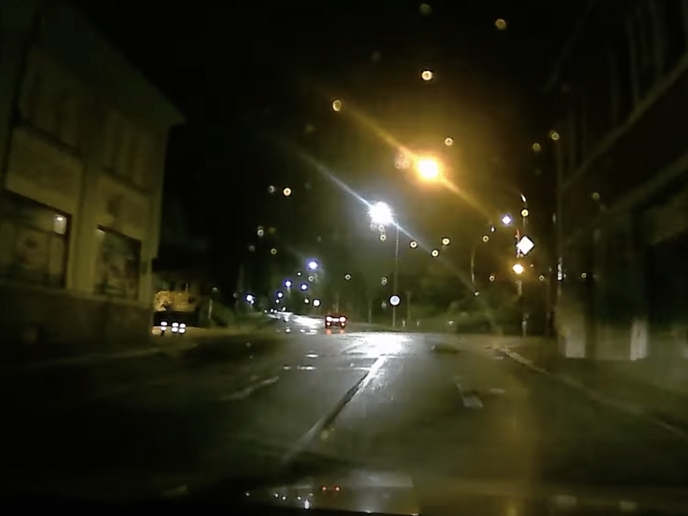 Video: Noční honička v Hlinsku skončila nehodou u chatky