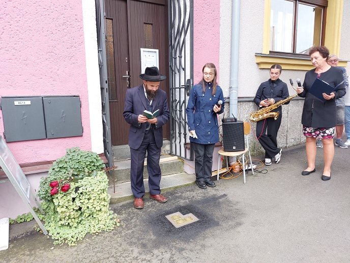 Fotoreportáž: Další kameny zmizelých připomínají v Hlinsku tragické osudy židovských rodin