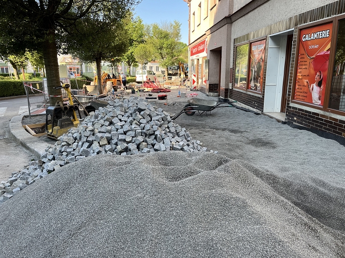 Rekonstrukce chodníku na Tylově náměstí pokračuje druhou etapou, omezení potrvají do srpna