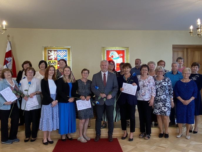 Absolventi Akademie třetího věku převzali diplomy na hlinecké radnici