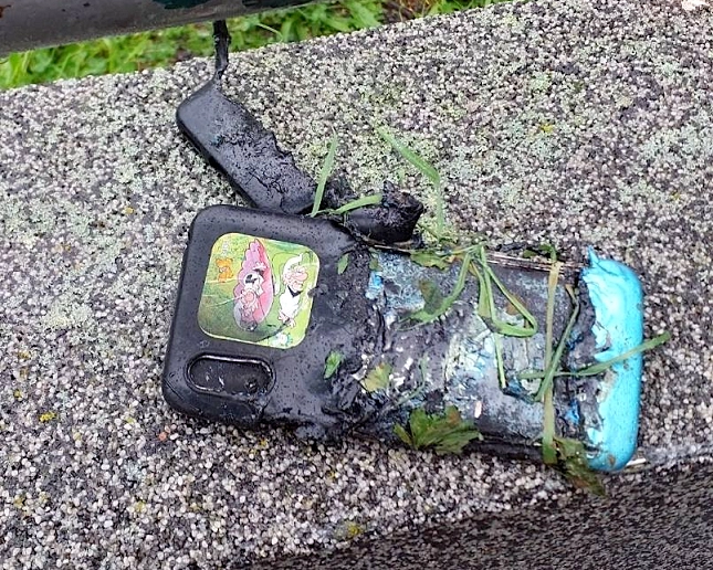 Na Základní škole Ležáků vzplál během výuky mobilní telefon položený v lavici