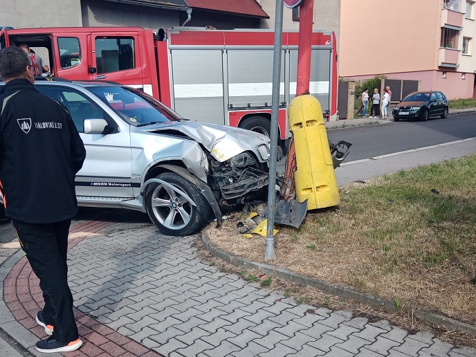 Střet vozidel BMW a Škoda v Hlinsku si vyžádal zásah záchranných složek