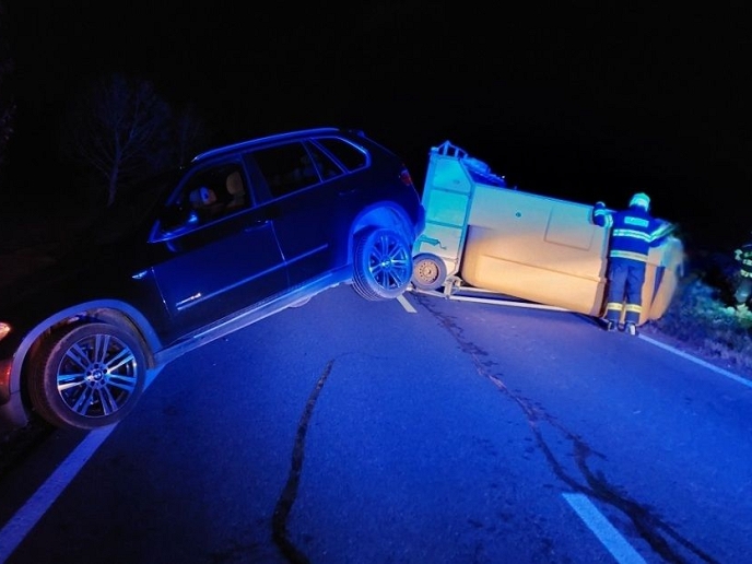 U Hlinska se srazil automobil s přívěsem převážejícím bazén, silnice od Rváčova je uzavřena