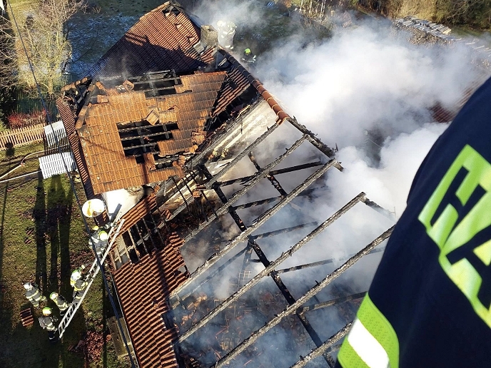 Požár střechy rodinného domu v Krouně zaměstnal deset jednotek hasičů