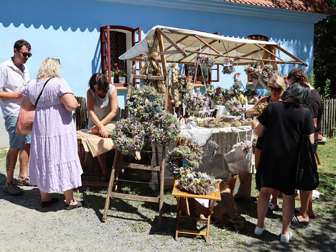 Tipy na pátek a víkend: Výstavy, Veselokopecký jarmark, Mogul Rock, 10 let tkalcovny