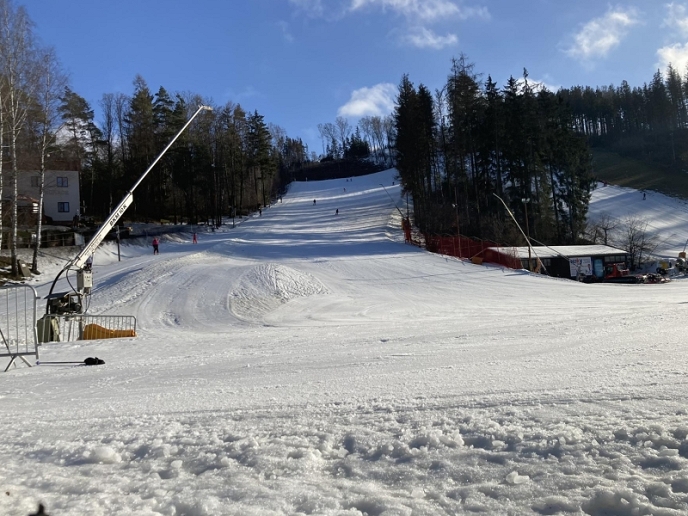 Skiareál Hlinsko navzdory počasí plně v provozu
