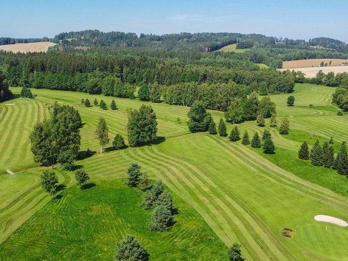 Zábava pro všechny ve Svobodných Hamrech: Objevte historii a vyzkoušejte golf!
