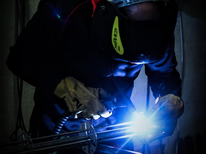 Svářeč v ochranné atmosféře Driam