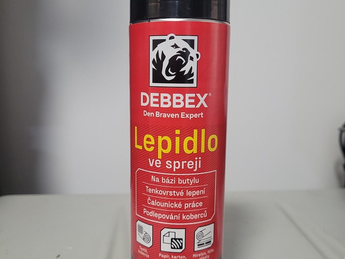 Lepidlo ve spreji Debbex z Dům barev Hlinsko usnadní aplikaci