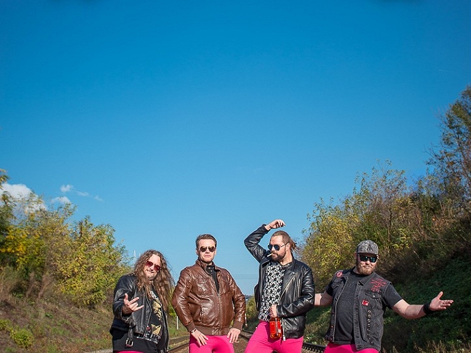 Morčata utíkají do KD Herálec! Kdo je honí? Loupežníci YBCA!