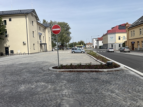 Přednádraží v Hlinsku je otevřené. Nový prostor nabízí více parkovacích míst a sjednocený vzhled
