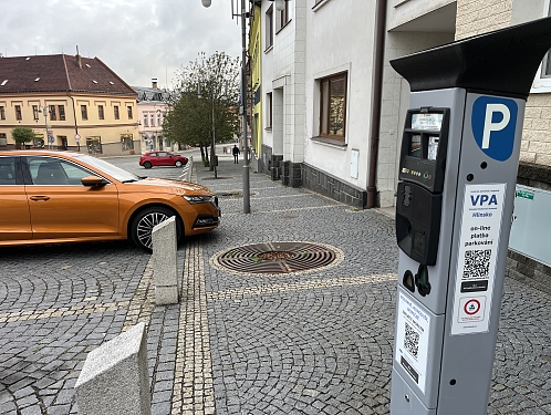Hlinsko od září zavádí půlhodinu parkování zdarma. Parkovací hodiny nebudou potřeba