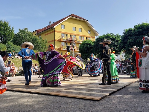 Fotoreportáž ze zahájení 30. ročníku Adámkových folklorních slavností v zahradách DS Drachtinka