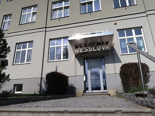 ZŠ Resslova uklidňuje rodiče, škola funguje běžně a situaci prověřuje policie