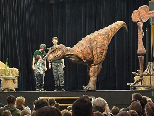 Tipy na pátek a víkend: Divadelní hra Návod na přežití, Cestování s dinosauřími mláďátky, fotbal, hokej, futsal