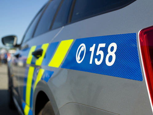 Zloděj, který řádil i ve Rváčově, skočil před policisty do řeky. Dopadli ho až na druhém břehu