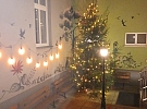 Školní atrium ve svátečním kabátě
