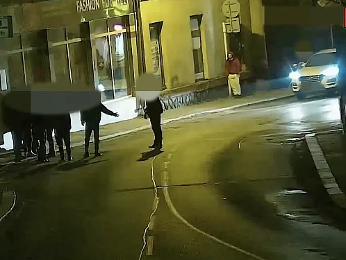 Hlinečtí policisté pátrají po zloději v kalhotách světlé barvy a s červenou bundou s kapucí