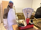 Vánoční kapři již čekají v kádích. Podívejte se, kolik v Hlinsku stojí