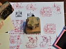Do konce výstavy Jiřího Vaňka si lze otisknout jeho vtipná turistická razítka