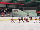 V souboji vedoucích týmů soutěže si těsnou výhru odvezli Kohouti