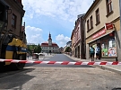 Oprava silnice u radnice je přesně v polovině