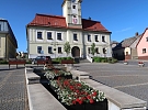 Hlineckou kašnu ozdobily rozkvetlé květiny
