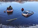 Auto dostalo na vozovce v Miřeticích smyk a i s řidičem skončilo v rybníku