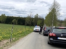 Kameničky trápí bezohlední řidiči, zkracují si objížďku zákazem a přes okolní louky