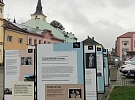 Výstava Osvobození bez svobody k vidění na náměstí ve Skutči