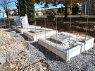 Dokončovací práce na nových podzemních kontejnerech v Hlinsku