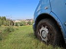 Řidič si chtěl zkrátit cestu z Blatna přes louku, vytahovat ho museli hasiči