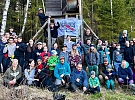 Hlinečtí hokejisté vyměnili brusle za sazenice. Společně vysadili přes dva tisíce stromků
